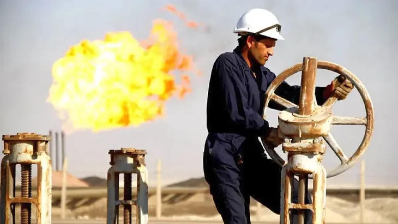 La actividad hidrocarburífera en Argentina sigue consolidándose como uno de los sectores mejor pagos de la economía, con salarios que multiplican el promedio nacional y una creciente competencia por mano de obra especializada, especialmente en la Patagonia. En el centro de ese fenómeno aparece Vaca Muerta, que funciona como polo de atracción de talento técnico, profesional y directivo.