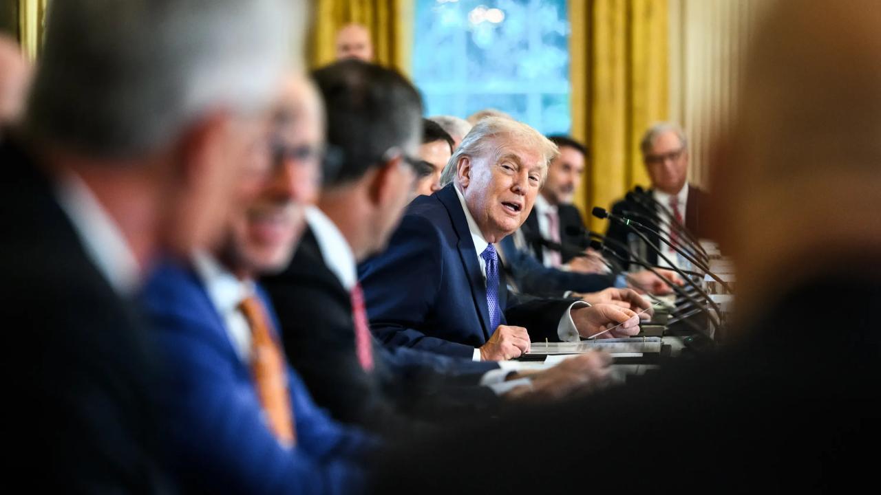 El presidente de Estados Unidos, Donald J. Trump, firmó hoy una proclamación que impone un arancel del 25 % a la importación de ciertos semiconductores avanzados y sus productos derivados con el objetivo explícito de proteger la seguridad nacional y fortalecer la industria tecnológica doméstica. La medida —basada en la Sección 232 de la Ley de Expansión Comercial de 1962— responde a un informe del Departamento de Comercio que concluyó que las importaciones de chips y equipos de fabricación representan una amenaza para la seguridad económica y de defensa del país.