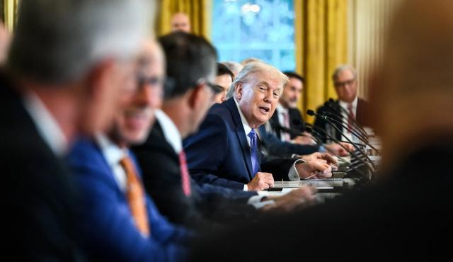 El presidente de Estados Unidos, Donald J. Trump, firmó hoy una proclamación que impone un arancel del 25 % a la importación de ciertos semiconductores avanzados y sus productos derivados con el objetivo explícito de proteger la seguridad nacional y fortalecer la industria tecnológica doméstica. La medida —basada en la Sección 232 de la Ley de Expansión Comercial de 1962— responde a un informe del Departamento de Comercio que concluyó que las importaciones de chips y equipos de fabricación representan una amenaza para la seguridad económica y de defensa del país.