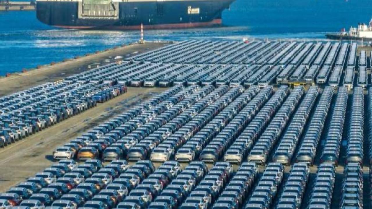  El muelle de la Terminal TZ1 del puerto de Zárate se prepara para recibir este domingo por la noche al megabuque BYD Changzhou, el primer barco propio de la automotriz china BYD que arribará directamente al país con una carga masiva de vehículos híbridos y eléctricos para el mercado argentino. 

 