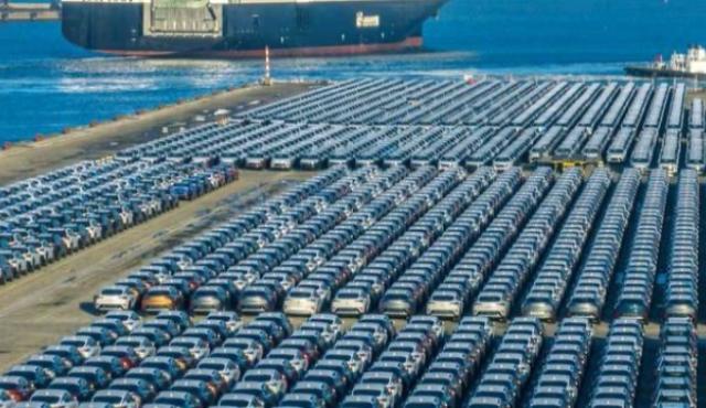  El muelle de la Terminal TZ1 del puerto de Zárate se prepara para recibir este domingo por la noche al megabuque BYD Changzhou, el primer barco propio de la automotriz china BYD que arribará directamente al país con una carga masiva de vehículos híbridos y eléctricos para el mercado argentino. 

 