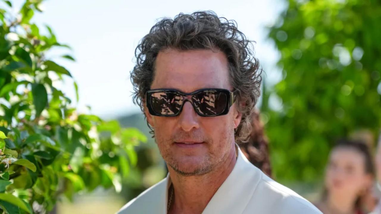 El actor estadounidense Matthew McConaughey dio un paso novedoso en la intersección entre propiedad intelectual y el uso de tecnologías de inteligencia artificial (IA) al registrar oficialmente distintos elementos de su identidad —incluyendo su voz, su imagen y su frase característica “Alright, alright, alright”— como marcas ante la Oficina de Patentes y Marcas de Estados Unidos (USPTO). 