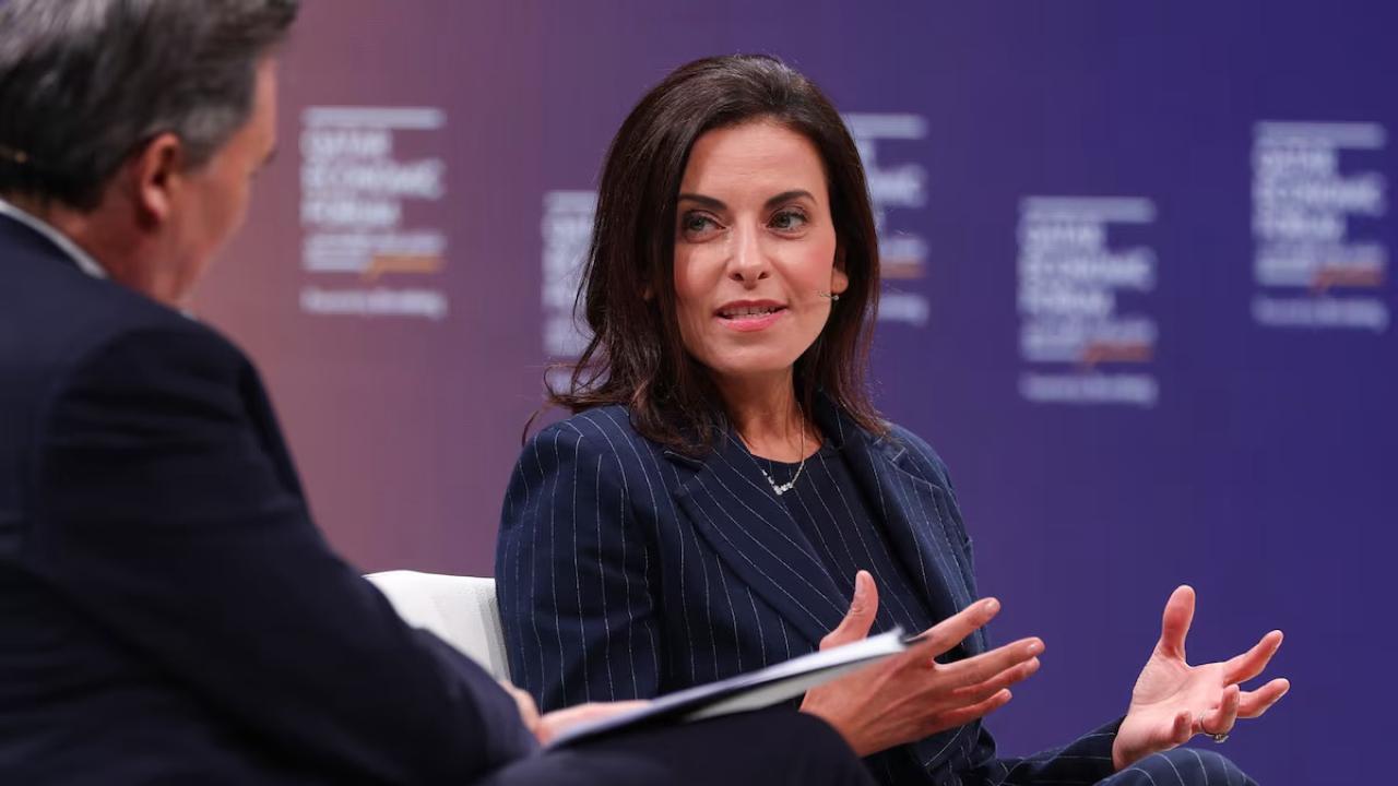 En su primera gran aparición internacional desde que asumió como CEO de  Meta, Dina Powell McCormick llamó a una colaboración más profunda entre empresas tecnológicas y gobiernos para enfrentar los desafíos que plantea la Inteligencia Artificial. Powell pronunció estas declaraciones este lunes en Axios House, en el marco del Foro Económico Mundial de Davos, donde presentó una visión más colectiva para el futuro de la IA.