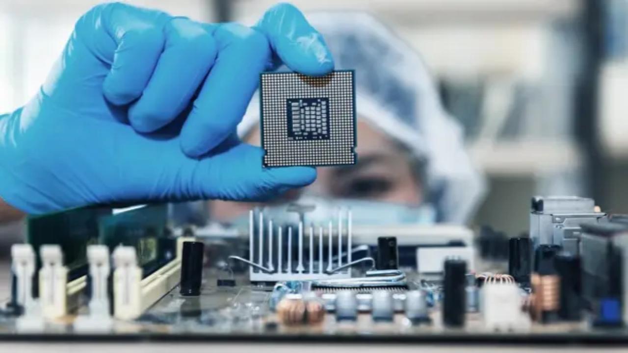 Dos señales recientes del mercado global de semiconductores anticipan un cambio de fase en la industria. Por un lado, TSMC, el mayor fabricante de chips del mundo, comenzó a advertir a algunos de sus principales clientes —entre ellos Nvidia y Broadcom— que no puede garantizar toda la capacidad de producción que demandan. Por otro, Intel aparece, según analistas financieros, en una ventana de oportunidad inesperada para posicionarse como alternativa en la fabricación de chips para inteligencia artificial.