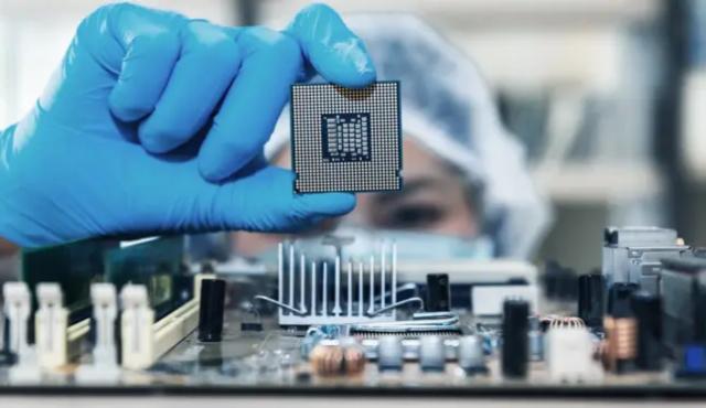 Dos señales recientes del mercado global de semiconductores anticipan un cambio de fase en la industria. Por un lado, TSMC, el mayor fabricante de chips del mundo, comenzó a advertir a algunos de sus principales clientes —entre ellos Nvidia y Broadcom— que no puede garantizar toda la capacidad de producción que demandan. Por otro, Intel aparece, según analistas financieros, en una ventana de oportunidad inesperada para posicionarse como alternativa en la fabricación de chips para inteligencia artificial.