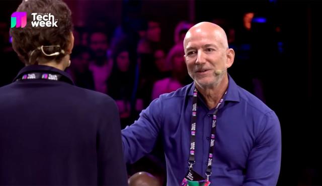 El fundador de Amazon, Jeff Bezos, volvió a intervenir en el debate global sobre el futuro del trabajo y la IA durante su participación en la Italian Tech Week 2025, donde dejó una definición contundente sobre el impacto de la automatización en el empleo.
