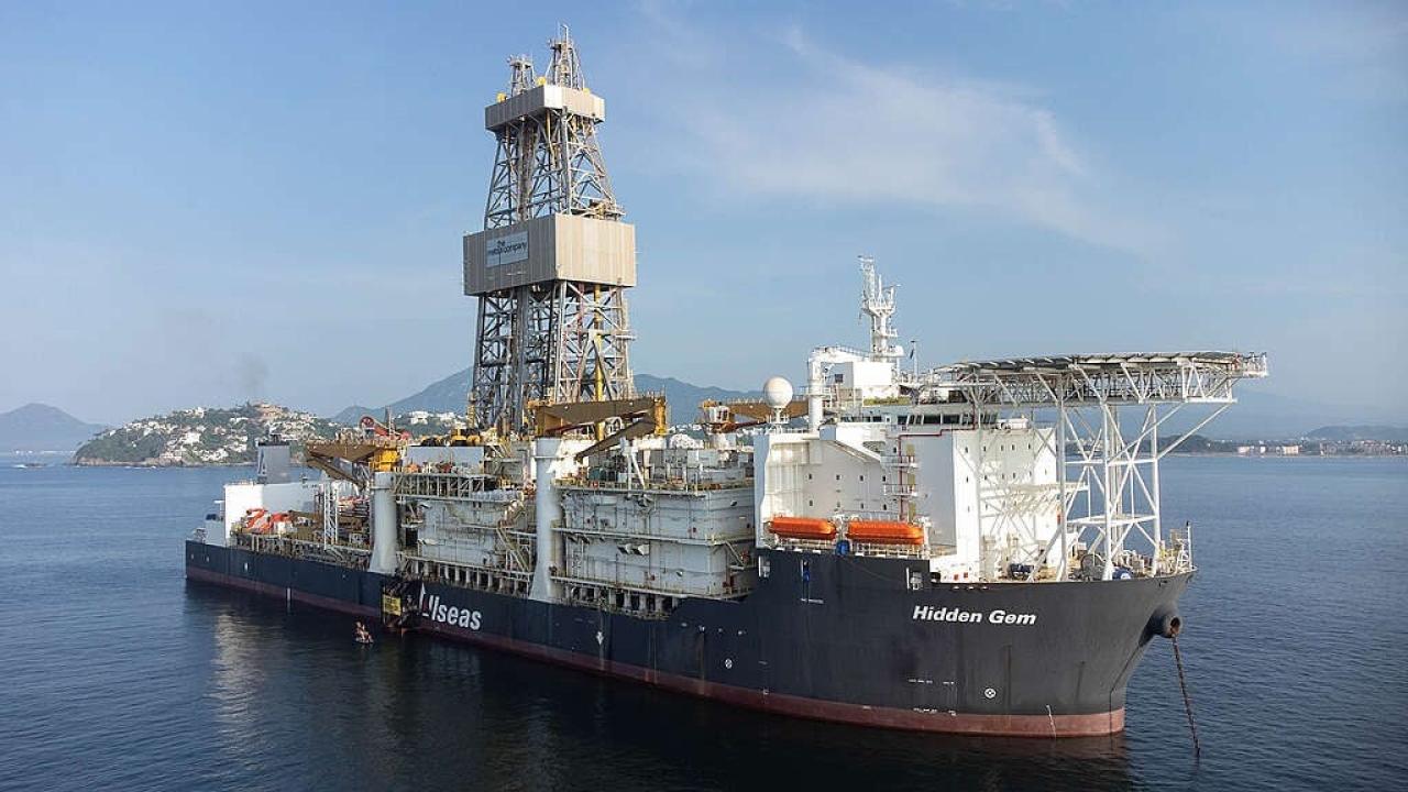 La Casa Blanca volvió a empujar una agenda de seguridad de suministros que cruza energía, industria y geopolítica. Según informó Reuters, la administración de Donald Trump formalizó un esquema para acelerar permisos de minería en aguas profundas, incluso en aguas internacionales, bajo regulación estadounidense, con el objetivo de acortar los plazos administrativos para empresas de ese país interesadas en explotar minerales del fondo marino .