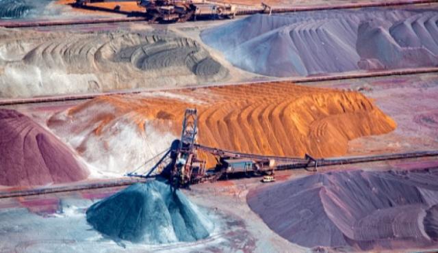 Para Argentina, la decisión de Estados Unidos de acelerar la minería en aguas profundas funciona menos como una amenaza directa y más como una señal estratégica que reordena prioridades. El país no compite hoy en minería submarina, pero sí ocupa una posición relevante en la cadena terrestre de minerales críticos, especialmente en litio, cobre y potencialmente níquel, insumos centrales para la transición energética y la infraestructura digital.