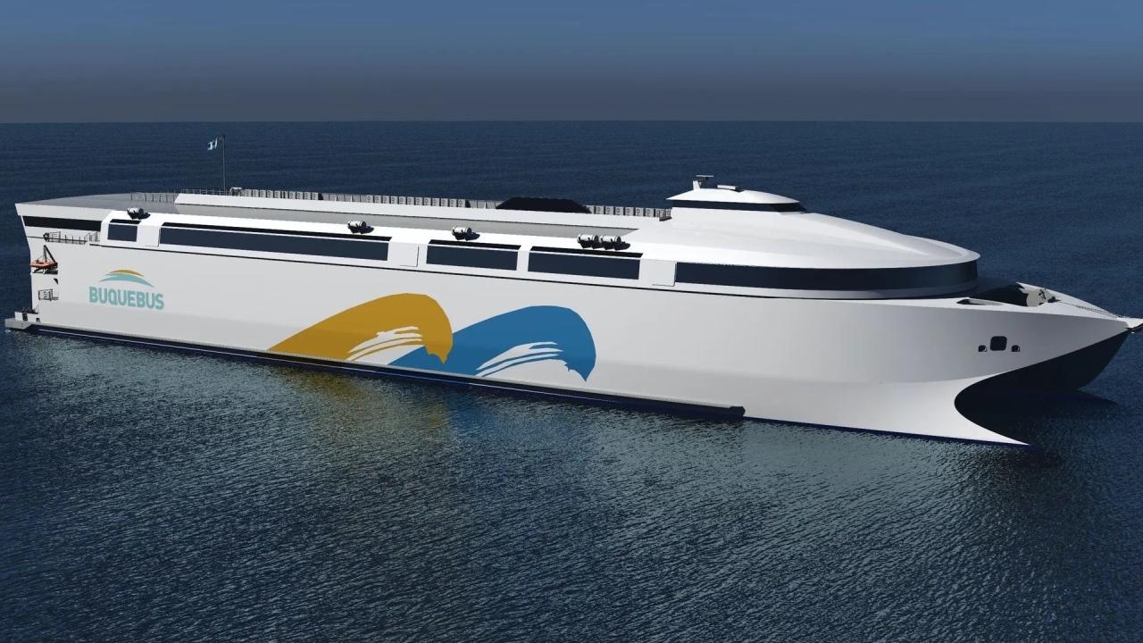 El transporte marítimo de pasajeros en el Río de la Plata está a punto de entrar en una nueva etapa. El ferry eléctrico a baterías más grande del mundo, construido por la empresa australiana Incat Tasmania, comenzó sus pruebas de navegación en el río Derwent, en Hobart, Australia. Se trata de una embarcación de aproximadamente 130 metros de eslora, diseñada para operar de manera completamente eléctrica, sin motores diésel para su propulsión principal.

