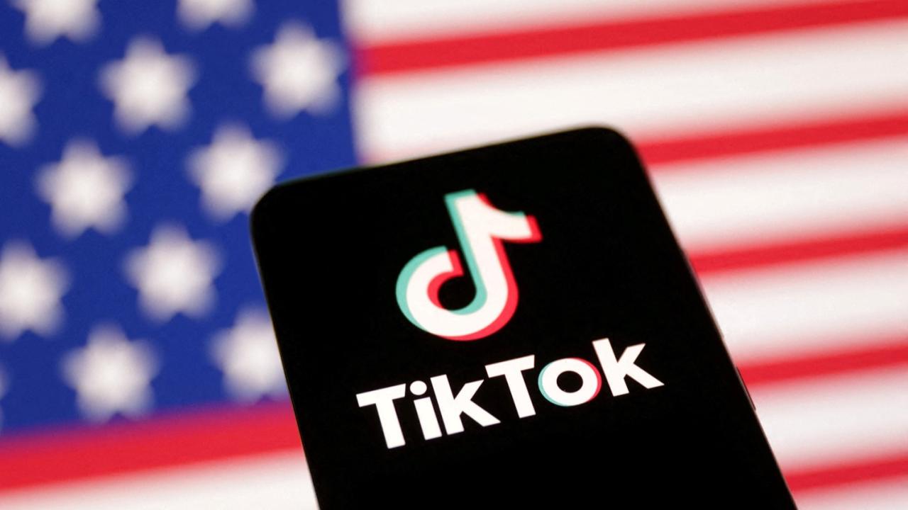 La red social TikTok cerró finalmente un acuerdo clave que redefine su presencia en Estados Unidos y evita una prohibición que estuvo a punto de concretarse. Tras años de presión política, judicial y legislativa, la plataforma acordó una venta parcial de sus operaciones estadounidenses, con un nuevo esquema de control mayoritariamente localque cumple con las exigencias del gobierno norteamericano en materia de seguridad nacional y manejo de datos.
