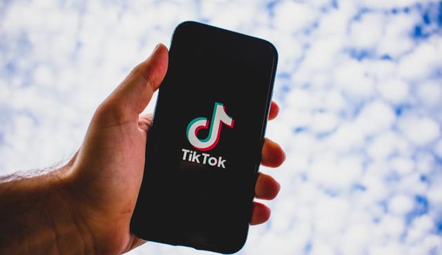 La red social TikTok cerró un acuerdo estructural que redefine su propiedad en Estados Unidos y pone fin  a una de las tensiones más significativas entre Washington y Pekín en el terreno de la tecnología global.
