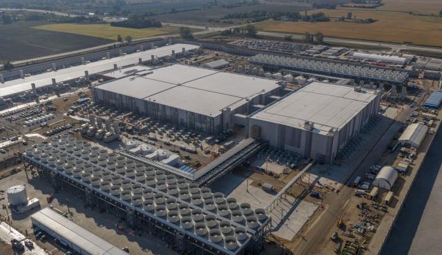 Las declaraciones de Jensen Huang no son solo una descripción técnica del estado de la IA. Son una definición política y económica del nuevo orden tecnológico. La IA ya no es una discusión sobre software o creatividad algorítmica: es una discusión sobre infraestructura estratégica, comparable —y superior en escala— a las grandes obras públicas del siglo XX.