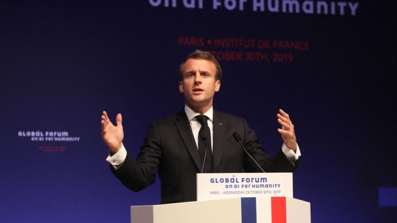 
Francia anunció que su administración pública dejará de usar Microsoft Teams, Zoom y Google Meet para migrar hacia una plataforma propia de videoconferencias desarrollada por el Estado. La decisión forma parte de una estrategia más amplia de soberanía digital, que busca reducir la dependencia tecnológica de empresas estadounidenses y proteger los datos sensibles de la administración pública.