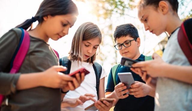 La decisión de España de avanzar en la restricción del uso de redes sociales para menores de 16 años no es un hecho aislado. Se inscribe en una tendencia internacional ya verificada, donde distintos Estados comenzaron a intervenir de manera directa frente al impacto de las plataformas digitales sobre la salud mental, la privacidad y el desarrollo de niños y adolescentes.