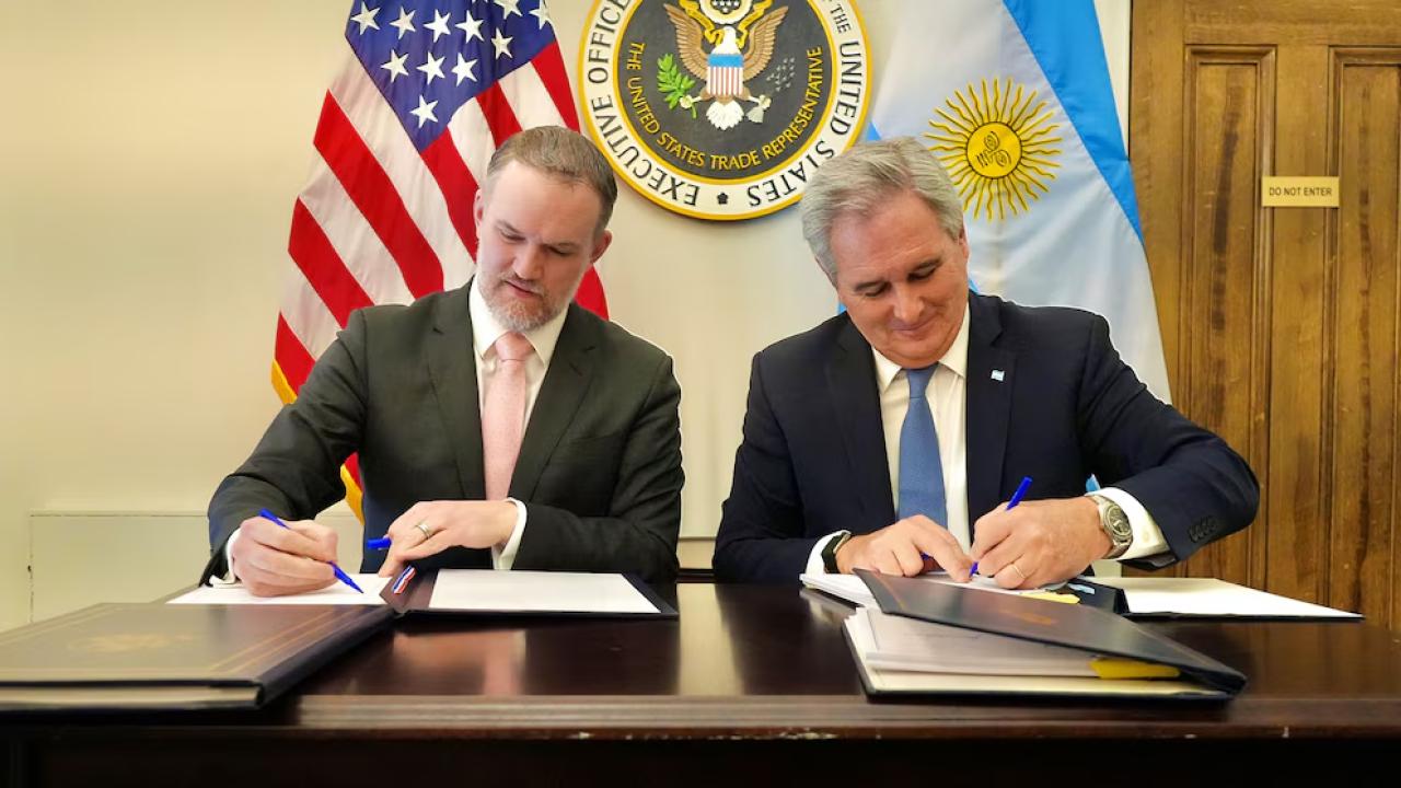 El nuevo Acuerdo de Comercio e Inversión Recíproca (ARTI) firmado entre la Argentina y Estados Unidos no es un tratado comercial tradicional. Detrás del lenguaje técnico y jurídico, el texto introduce definiciones clave sobre tecnología, datos, plataformas digitales, infraestructura crítica y propiedad intelectual que tendrán impacto directo en cómo el país se inserta en la economía digital global.