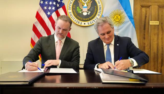 El nuevo Acuerdo de Comercio e Inversión Recíproca (ARTI) firmado entre la Argentina y Estados Unidos no es un tratado comercial tradicional. Detrás del lenguaje técnico y jurídico, el texto introduce definiciones clave sobre tecnología, datos, plataformas digitales, infraestructura crítica y propiedad intelectual que tendrán impacto directo en cómo el país se inserta en la economía digital global.