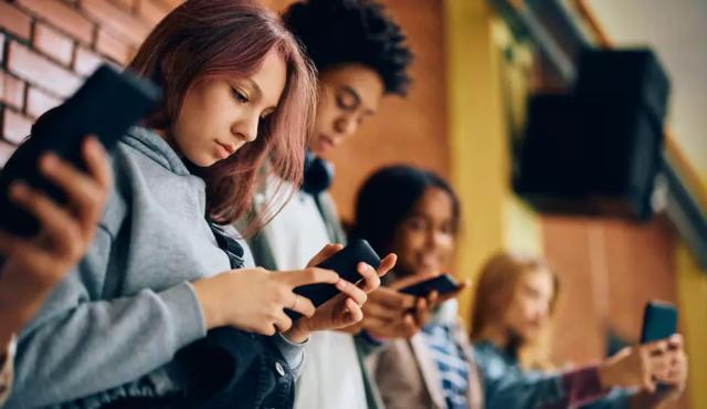 En los últimos meses, distintos gobiernos comenzaron a endurecer de forma concreta el acceso de niños y adolescentes a las redes sociales, marcando un giro global en la regulación del ecosistema digital. Sin embargo, hablar de “prohibición” exige precisión: no todos los países aplican la misma medida ni con el mismo alcance. 