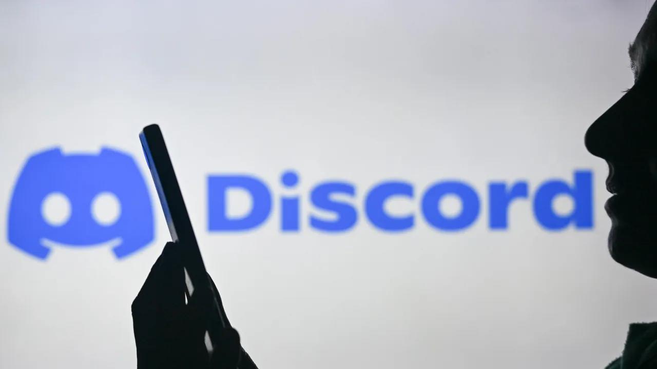 Discord, una de las plataformas de comunicación digital más usadas del mundo, anunció un cambio estructural en su política de seguridad y acceso: a partir de marzo de 2026, todos los usuarios pasarán a tener configuraciones restrictivas por defecto, y el acceso a contenido para adultos quedará condicionado a un proceso formal de verificación de edad.