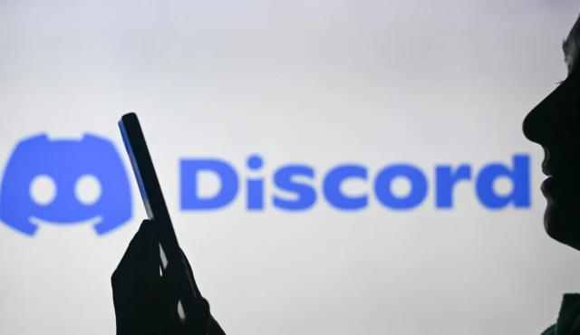 Discord, una de las plataformas de comunicación digital más usadas del mundo, anunció un cambio estructural en su política de seguridad y acceso: a partir de marzo de 2026, todos los usuarios pasarán a tener configuraciones restrictivas por defecto, y el acceso a contenido para adultos quedará condicionado a un proceso formal de verificación de edad.