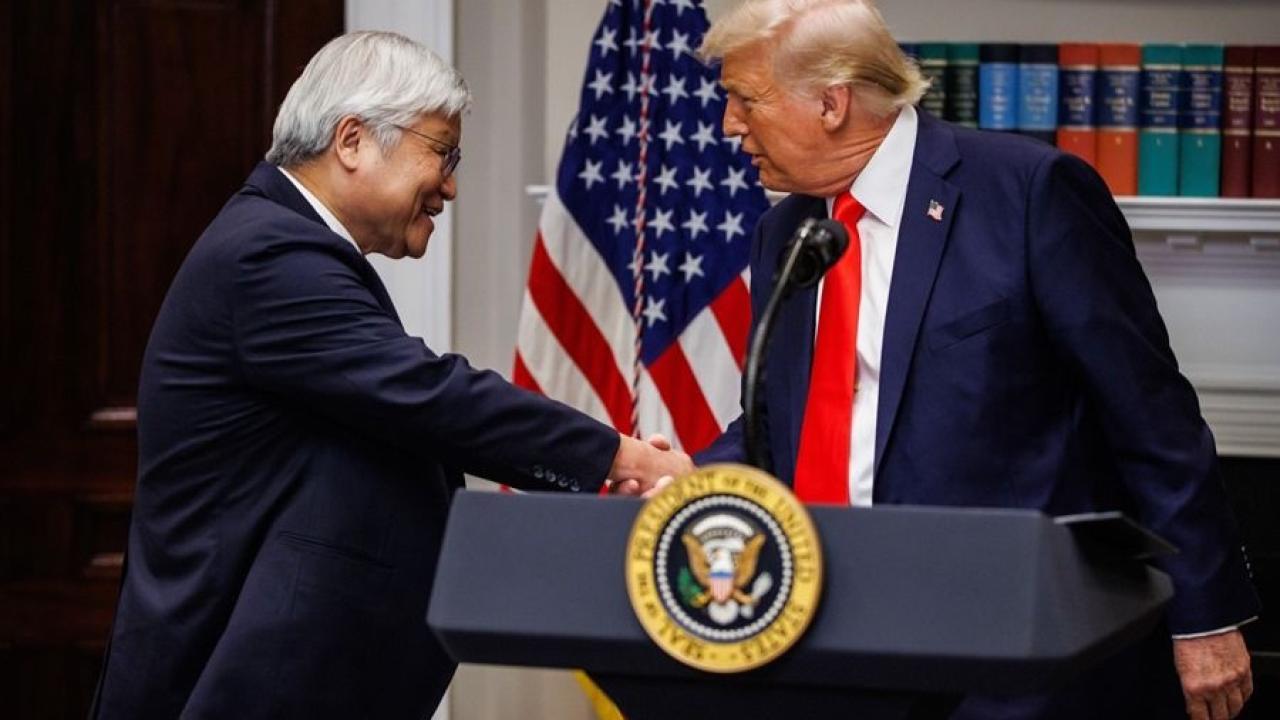 Taiwan Semiconductor Manufacturing Company (TSMC), uno de los mayores fabricantes de chips semiconductores del mundo, anunció una inversión masiva para expandir su producción. El anuncio fue realizado por Donald Trump en la Sala Roosevelt de la Casa Blanca, junto al CEO de la empresa, CC Wei.