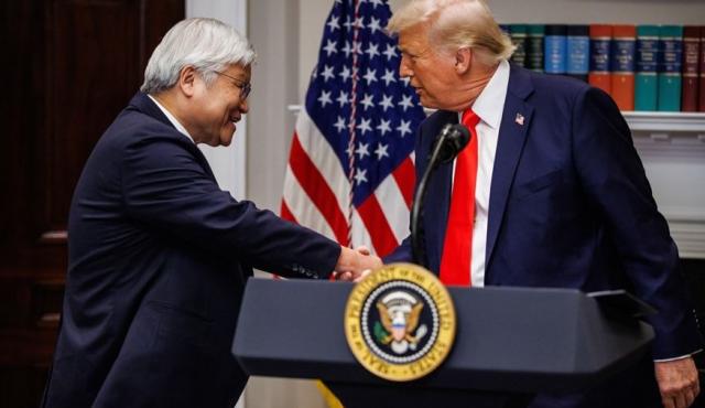 Taiwan Semiconductor Manufacturing Company (TSMC), uno de los mayores fabricantes de chips semiconductores del mundo, anunció una inversión masiva para expandir su producción. El anuncio fue realizado por Donald Trump en la Sala Roosevelt de la Casa Blanca, junto al CEO de la empresa, CC Wei.