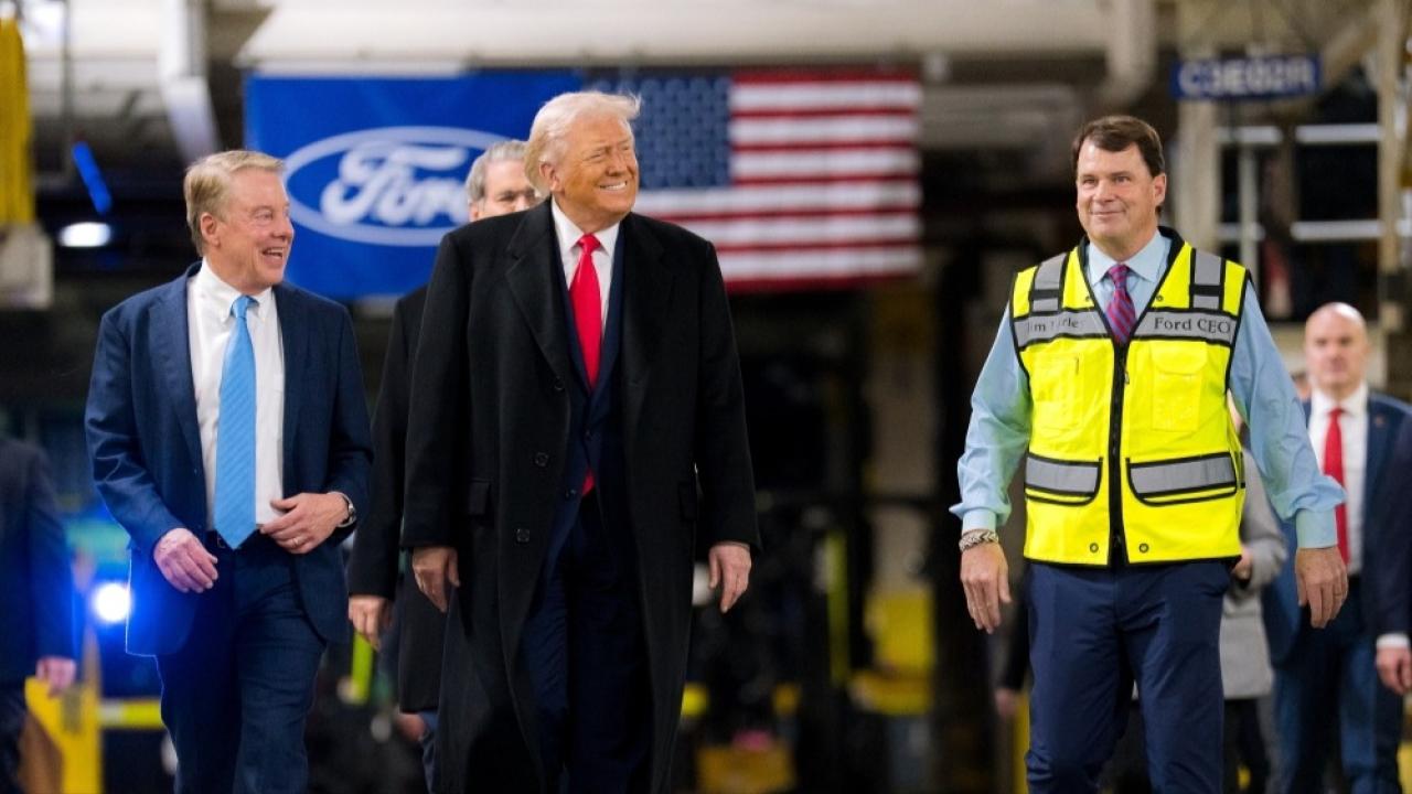 Las conversaciones entre el CEO de Ford y funcionarios de Donald Trump sobre habilitar empresas conjuntas con fabricantes chinos marcan un giro en la política industrial estadounidense. El modelo de alianzas controladas no solo reconfigura la competencia global por el auto eléctrico, sino que también podría proyectarse hacia plantas de Ford en otros países, incluida Argentina.