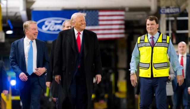 Las conversaciones entre el CEO de Ford y funcionarios de Donald Trump sobre habilitar empresas conjuntas con fabricantes chinos marcan un giro en la política industrial estadounidense. El modelo de alianzas controladas no solo reconfigura la competencia global por el auto eléctrico, sino que también podría proyectarse hacia plantas de Ford en otros países, incluida Argentina.