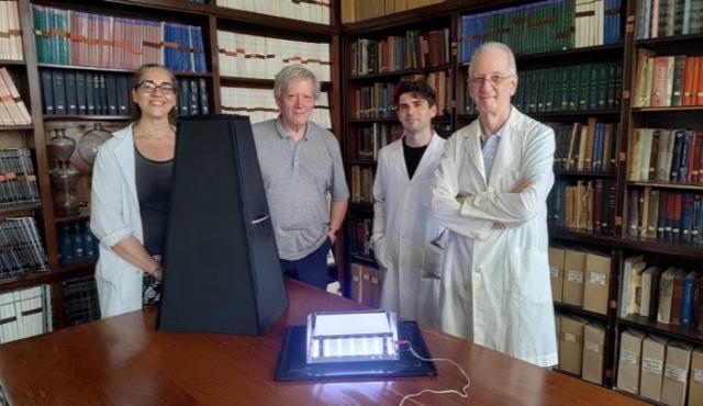 Investigadores del Consejo Nacional de Investigaciones Científicas y Técnicas (CONICET) y la Universidad de Buenos Aires desarrollaron un método portátil, económico y sencillo basado en teléfonos celulares para medir fosfato, un compuesto químico esencial en procesos biológicos, agrícolas y diagnósticos médicos. La novedad representa un avance significativo frente a técnicas convencionales que suelen requerir equipamiento costoso y personal altamente especializado. 