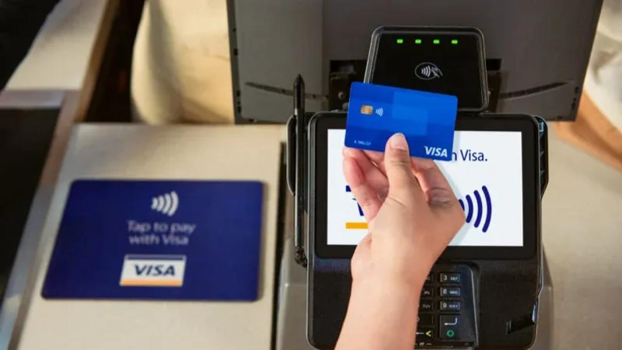 Visa (NYSE: V) firmó un acuerdo definitivo para adquirir Prisma Medios de Pago S.A. y Newpay S.A. a Advent International en Argentina. La operación incluye infraestructura crítica del sistema financiero, como el procesamiento de tarjetas de crédito, débito y prepago, los pagos en tiempo real, la red de cajeros automáticos Banelco y la plataforma PagoMisCuentas. Según informó la compañía, el cierre está previsto para el segundo trimestre fiscal de Visa 2026 (primer trimestre calendario de 2026) y permitirá integrar estas plataformas con su red global y con servicios avanzados basados en inteligencia artificial, tokenización, biometría y gestión de riesgos.