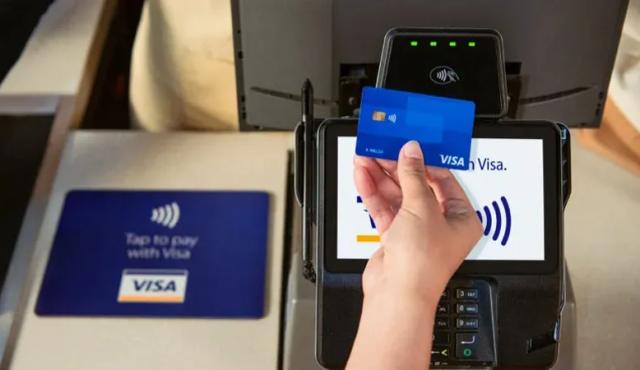 Visa (NYSE: V) firmó un acuerdo definitivo para adquirir Prisma Medios de Pago S.A. y Newpay S.A. a Advent International en Argentina. La operación incluye infraestructura crítica del sistema financiero, como el procesamiento de tarjetas de crédito, débito y prepago, los pagos en tiempo real, la red de cajeros automáticos Banelco y la plataforma PagoMisCuentas. Según informó la compañía, el cierre está previsto para el segundo trimestre fiscal de Visa 2026 (primer trimestre calendario de 2026) y permitirá integrar estas plataformas con su red global y con servicios avanzados basados en inteligencia artificial, tokenización, biometría y gestión de riesgos.
