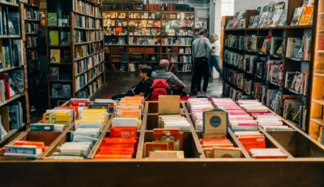 La industria del libro atraviesa un giro tecnológico estructural: las editoriales más importantes del mundo están incorporando ingenieros y especialistas en Inteligencia Artificial para fortalecer su capacidad de análisis, automatización y toma de decisiones. La información surge de un informe publicado por Forbes que detalla cómo el sector editorial está profesionalizando el uso de estas tecnologías.