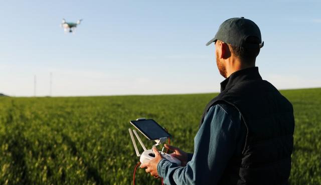 En un mercado laboral atravesado por la automatización, la digitalización y la tecnificación del agro, un perfil empezó a ganar protagonismo en la Argentina: el piloto profesional de drones aplicado a la agricultura de precisión. 