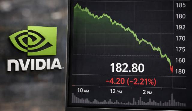 Pese a haber mostrado uno de los mejores balances de su historia, Nvidia no logró entusiasmar a los mercados. La reacción fue moderada e incluso negativa en la cotización de la acción, un dato que marca algo más profundo que un movimiento bursátil puntual: la inteligencia artificial dejó atrás la fase de euforia y entró en una etapa de evaluación más estricta.