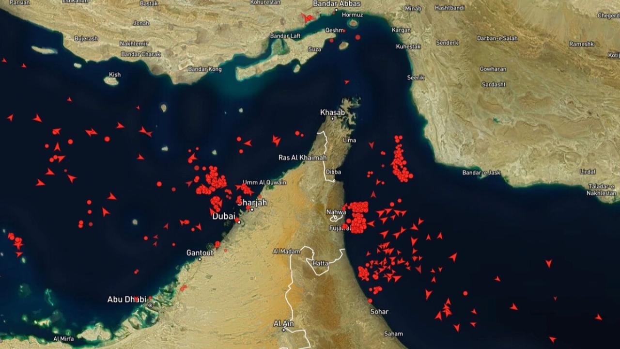El cierre del Estrecho de Ormuz por parte de Irán amenaza con provocar un shock energético global. Por esa ruta marítima circula cerca del 20% del petróleo mundial y gran parte del gas natural licuado, lo que convierte cualquier interrupción prolongada en un riesgo para la economía internacional.