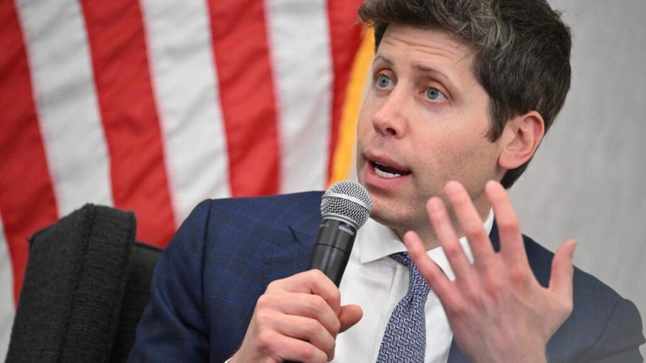 El director ejecutivo de OpenAI, Sam Altman, enfrentó esta semana una fuerte controversia interna y externa tras la firma de un acuerdo para que los sistemas de inteligencia artificial de la empresa sean utilizados por el Departamento de Defensa de Estados Unidos en redes clasificadas. En una reunión con empleados, Altman defendió el pacto y calificó las críticas recibidas como “realmente dolorosas”, en un momento en que el sector tecnológico debate el rol de la IA en contextos militares y éticos.