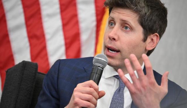 El director ejecutivo de OpenAI, Sam Altman, enfrentó esta semana una fuerte controversia interna y externa tras la firma de un acuerdo para que los sistemas de inteligencia artificial de la empresa sean utilizados por el Departamento de Defensa de Estados Unidos en redes clasificadas. En una reunión con empleados, Altman defendió el pacto y calificó las críticas recibidas como “realmente dolorosas”, en un momento en que el sector tecnológico debate el rol de la IA en contextos militares y éticos.