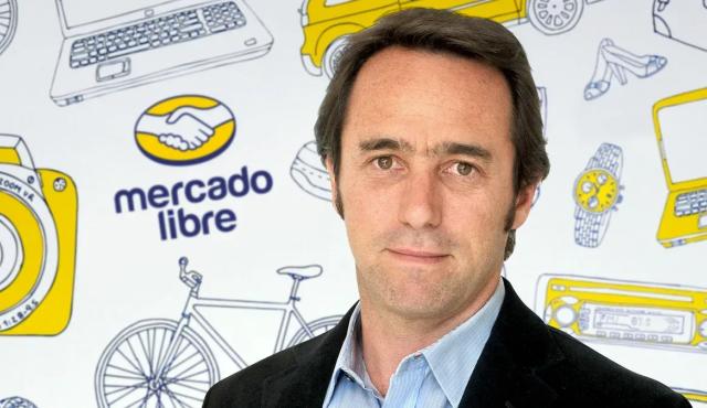 Las acciones de Mercado Libre, la mayor empresa tecnológica de América Latina, sufrieron una fuerte caída en la Bolsa de Nueva York después de presentar sus últimos resultados financieros. La reacción del mercado fue inmediata: los inversores castigaron al gigante del comercio electrónico y fintech debido a preocupaciones sobre el crecimiento del crédito y el aumento del riesgo de morosidad dentro de su negocio financiero. 