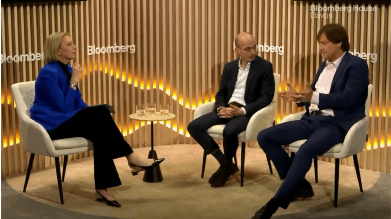 







En un debate organizado por Bloomberg sobre el futuro de la IA, el historiador Yuval Noah Harari y el físico del MIT Max Tegmark coincidieron en que la IA dejó de ser solo una herramienta tecnológica. Ambos sostienen que ya funciona como una nueva infraestructura de poder capaz de influir en decisiones políticas, economías y sistemas de información, y advierten que la regulación y las instituciones avanzan mucho más lento que el desarrollo tecnológico.
