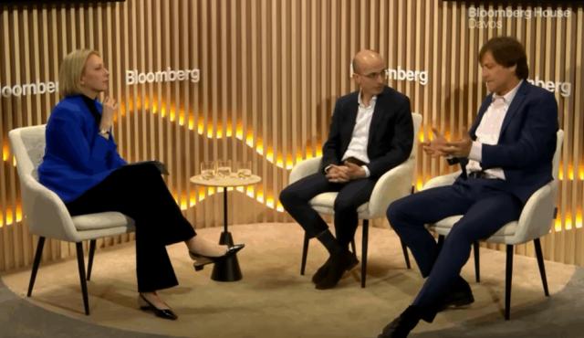 







En un debate organizado por Bloomberg sobre el futuro de la IA, el historiador Yuval Noah Harari y el físico del MIT Max Tegmark coincidieron en que la IA dejó de ser solo una herramienta tecnológica. Ambos sostienen que ya funciona como una nueva infraestructura de poder capaz de influir en decisiones políticas, economías y sistemas de información, y advierten que la regulación y las instituciones avanzan mucho más lento que el desarrollo tecnológico.