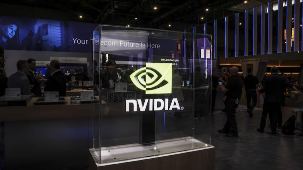 Las acciones de Nvidia retrocedieron tras un informe que anticipa nuevas reglas de Estados Unidos para limitar la venta de chips avanzados de IA a China. La medida podría restringir la cantidad de aceleradores H200 que empresas chinas pueden comprar y refuerza la disputa tecnológica entre Washington y Beijing.