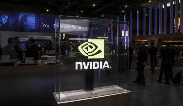Las acciones de Nvidia retrocedieron tras un informe que anticipa nuevas reglas de Estados Unidos para limitar la venta de chips avanzados de IA a China. La medida podría restringir la cantidad de aceleradores H200 que empresas chinas pueden comprar y refuerza la disputa tecnológica entre Washington y Beijing.