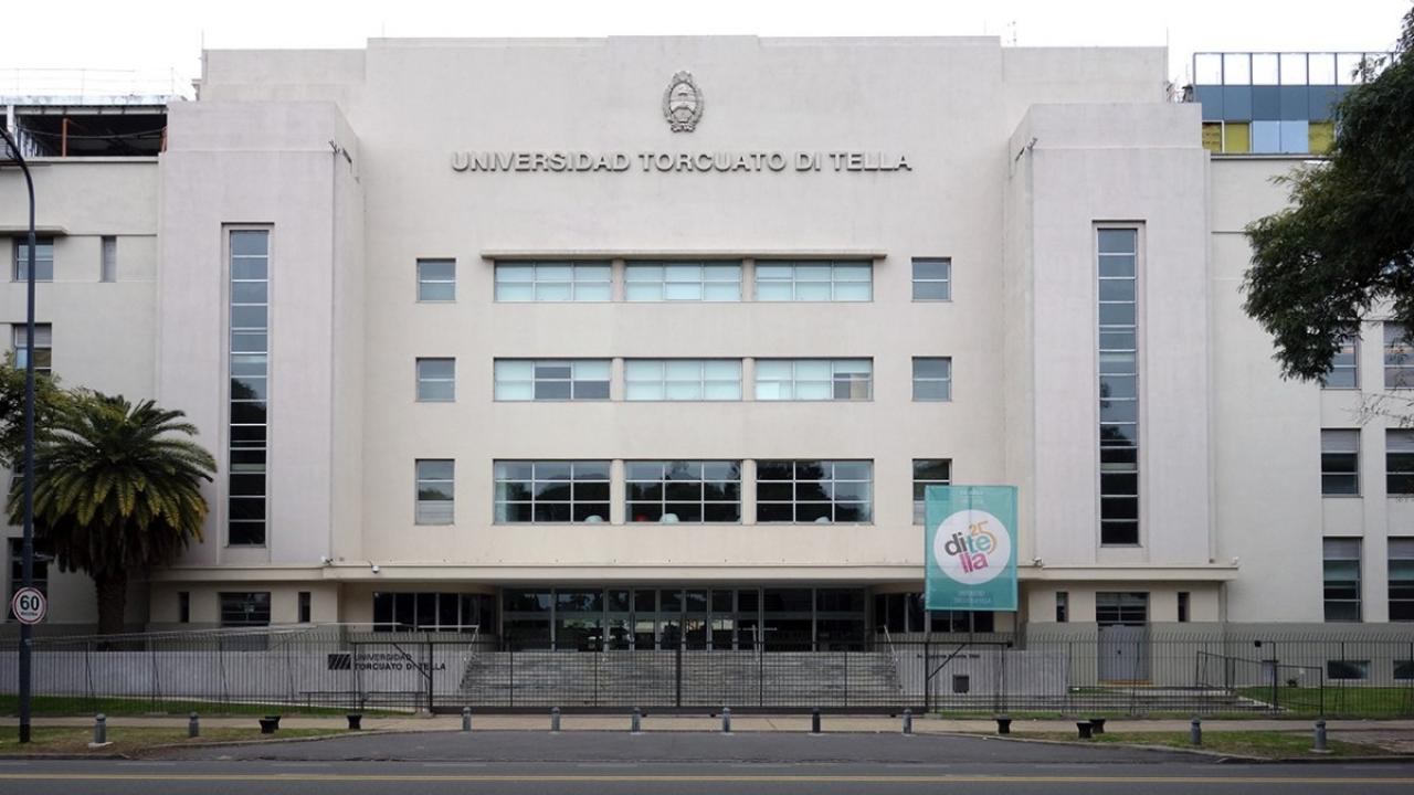 La Universidad Torcuato Di Tella presentó una Diplomatura en Inteligencia Artificial y Políticas Públicas orientada a funcionarios, asesores gubernamentales y profesionales del sector tecnológico interesados en comprender cómo la IA impacta en la regulación, la gestión estatal y el diseño de políticas públicas basadas en datos. El programa aborda gobernanza algorítmica, ética de la IA, transformación digital del Estado y toma de decisiones con inteligencia artificial, en un contexto global donde gobiernos y organismos internacionales buscan formar especialistas capaces de conectar tecnología, regulación y gestión pública.
