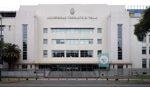 La Universidad Torcuato Di Tella presentó una Diplomatura en Inteligencia Artificial y Políticas Públicas orientada a funcionarios, asesores gubernamentales y profesionales del sector tecnológico interesados en comprender cómo la IA impacta en la regulación, la gestión estatal y el diseño de políticas públicas basadas en datos. El programa aborda gobernanza algorítmica, ética de la IA, transformación digital del Estado y toma de decisiones con inteligencia artificial, en un contexto global donde gobiernos y organismos internacionales buscan formar especialistas capaces de conectar tecnología, regulación y gestión pública.