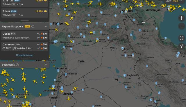 Utilizada por periodistas, analistas y entusiastas de la aviación, Flightradar24 muestra en un mapa interactivo el tráfico aéreo global. Su funcionamiento se basa en una red mundial de receptores, datos satelitales y tecnología ADS-B que permite seguir vuelos casi en tiempo real.