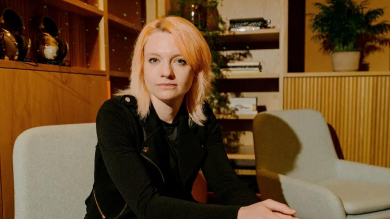 Mientras las empresas tecnológicas desarrollan modelos de Inteligencia Artificial cada vez más poderosos, también crece una nueva disciplina dentro del sector: la alineación ética de los sistemas. En Anthropic, una de las figuras centrales de ese trabajo es la filósofa Amanda Askell.