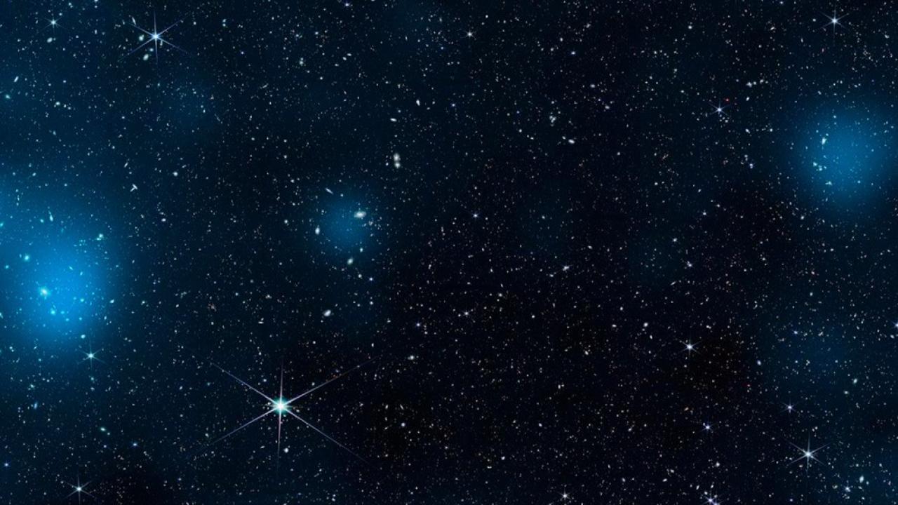 La materia oscura es uno de los enigmas más profundos de la cosmología moderna. Se sabe que está presente en todo el universo y que constituye una gran parte de su masa, pero no puede observarse directamente ni interactúa con la luz, por lo que su existencia solo puede inferirse a través de efectos gravitacionales sobre galaxias y otras estructuras cósmicas. 