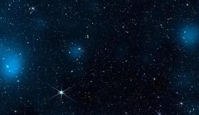 La materia oscura es uno de los enigmas más profundos de la cosmología moderna. Se sabe que está presente en todo el universo y que constituye una gran parte de su masa, pero no puede observarse directamente ni interactúa con la luz, por lo que su existencia solo puede inferirse a través de efectos gravitacionales sobre galaxias y otras estructuras cósmicas. 