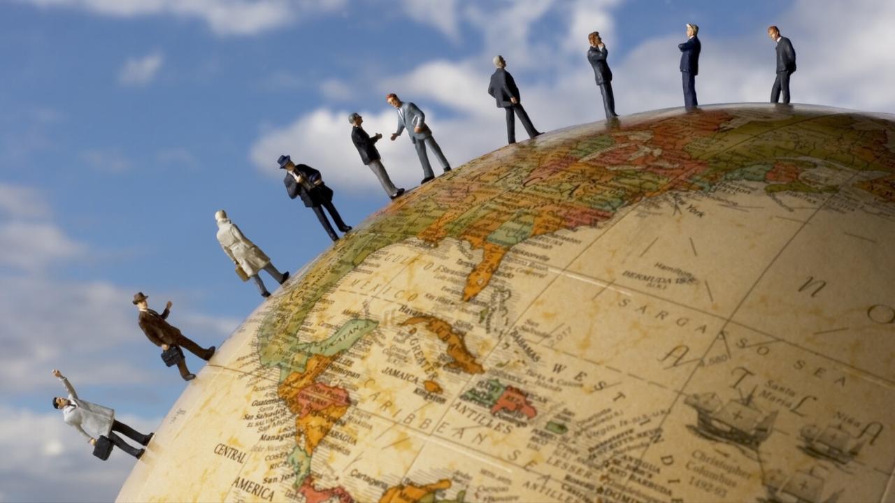 El impacto de las redes sociales y de los algoritmos en la política en sentido amplio es un tema vastamente estudiado. Las dificultades para llegar a audiencias cada vez más fragmentadas no es un asunto extraño para quienes navegamos entre estas cuestiones. Pero una dificultad menos comentada y analizada se abre lugar: ¿qué se necesita para la construcción de proyectos colectivos en este momento de la era de la información?
