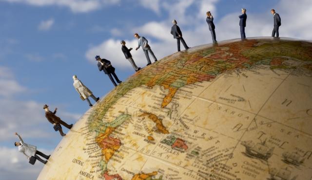 El impacto de las redes sociales y de los algoritmos en la política en sentido amplio es un tema vastamente estudiado. Las dificultades para llegar a audiencias cada vez más fragmentadas no es un asunto extraño para quienes navegamos entre estas cuestiones. Pero una dificultad menos comentada y analizada se abre lugar: ¿qué se necesita para la construcción de proyectos colectivos en este momento de la era de la información?
