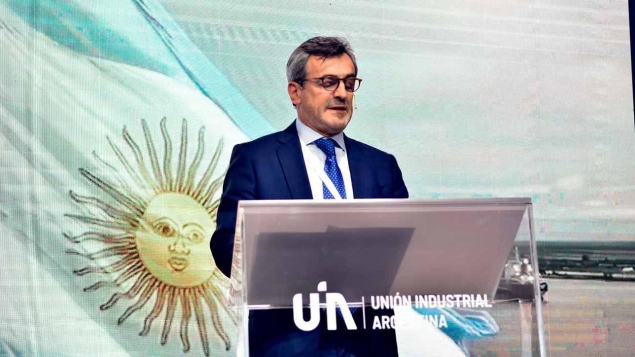 La incorporación de IA en los procesos productivos se perfila como uno de los ejes centrales de la competititividad industrial en los próximos años. En ese contexto, la Unión Industrial Argentina y Accenture organizarán un encuentro virtual destinado al sector productivo para analizar el avance de esta tecnología en el país y delinear el camino hacia lo que denominan “la fábrica del 2030”.